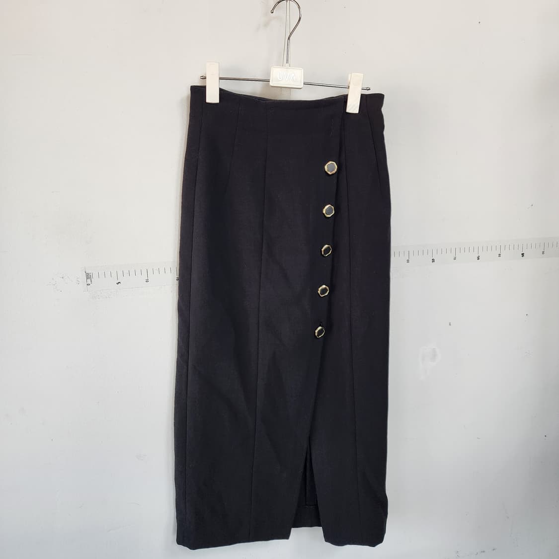 앤아더스토리 블랙 금장 버튼 슬릿 스커트 상품이미지1