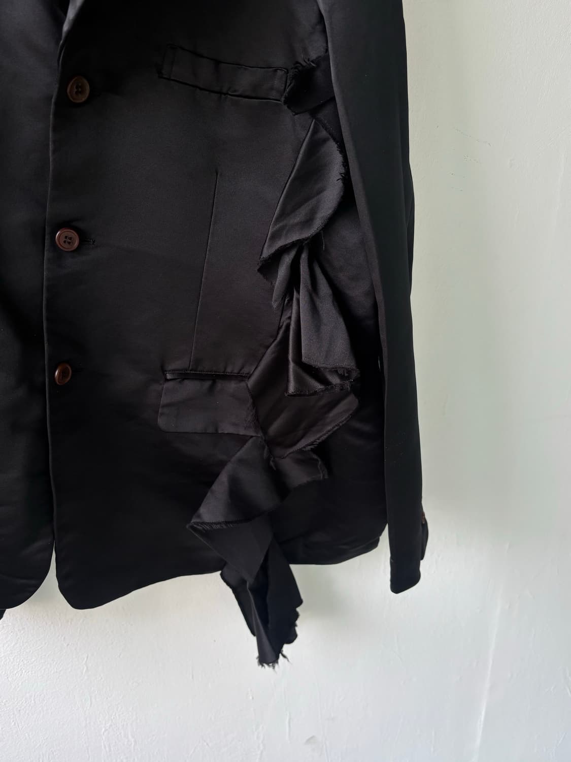 꼼데가르송 24aw 러플 사선 하이넥 블레이저  상품이미지4