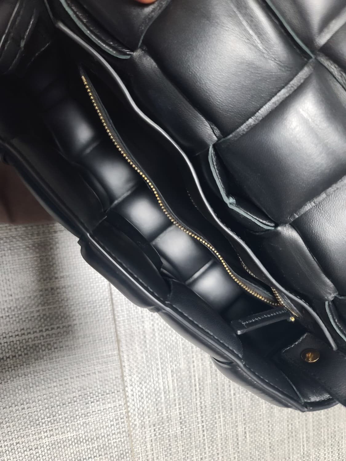 보테가베네타 패딩백 블랙 골드 크로스백 상품이미지4