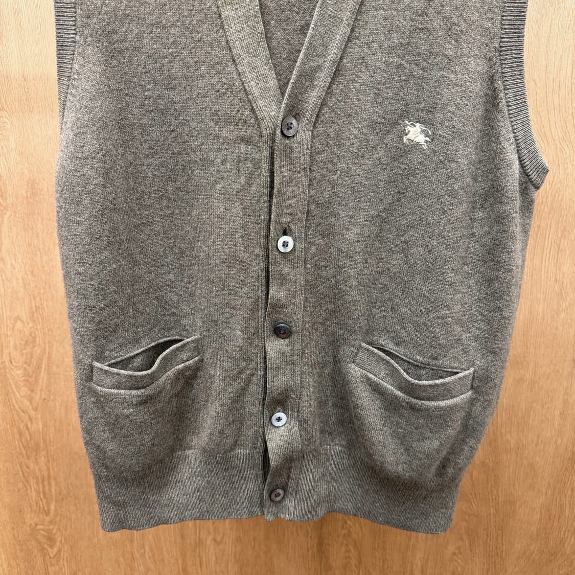 버버리 딥 브이넥 니트 베스트 버튼 업 나이트 로고 자수 디테일 브라운 상품이미지5