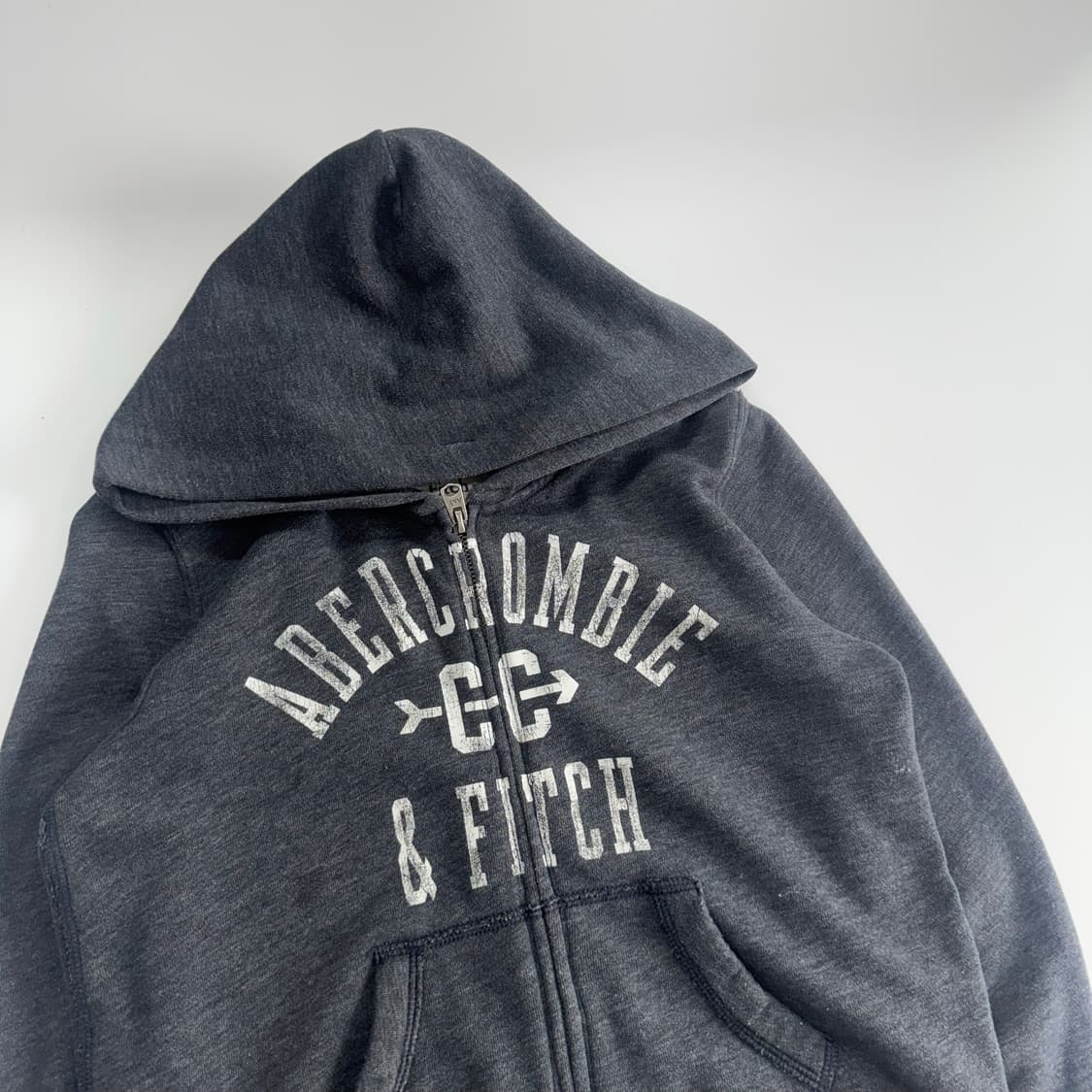Abercrombie 아베크롬비 스펠아웃 로고 차콜 후드집업 상품이미지4