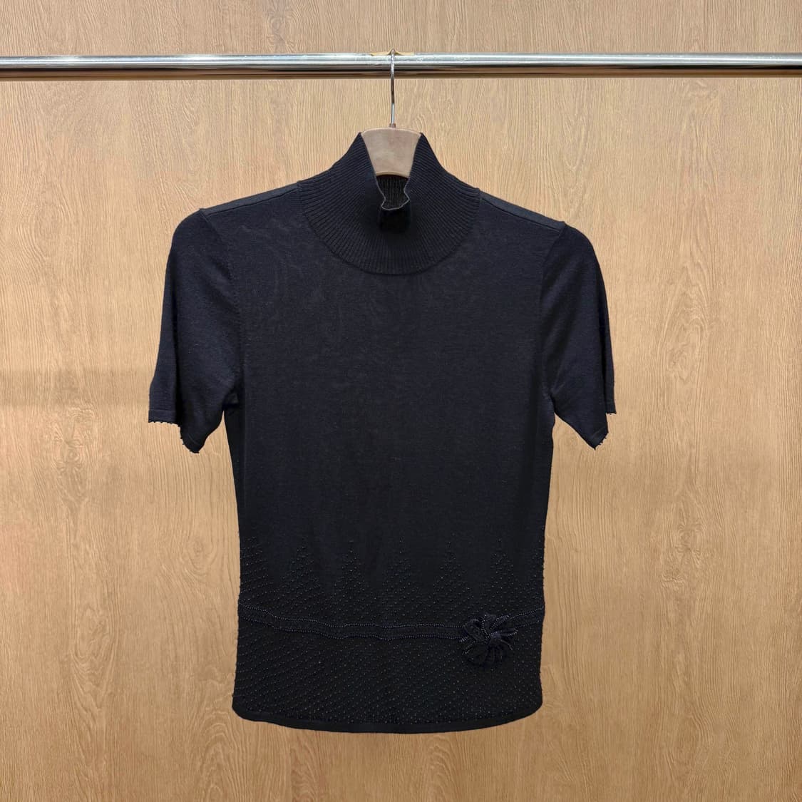 에스카다 터틀넥 반팔 니트 허리 비즈 장식 리본 디테일 블랙 상품이미지2