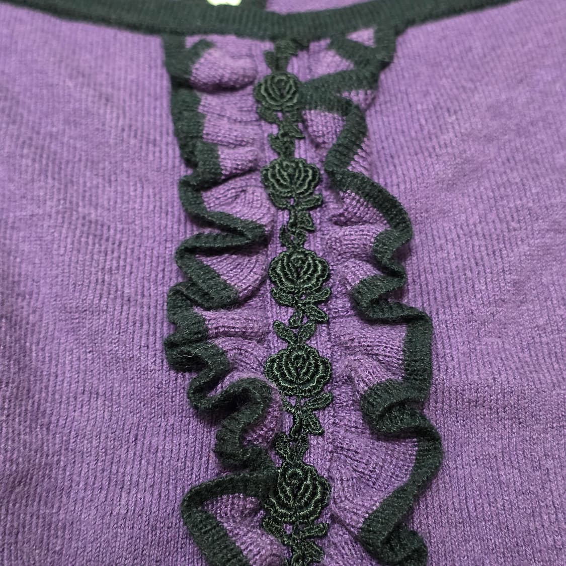 고딕론비타 퍼플 모리걸 로즈 퍼프골지셔링니트 뒤트임 블라우스 상품이미지4