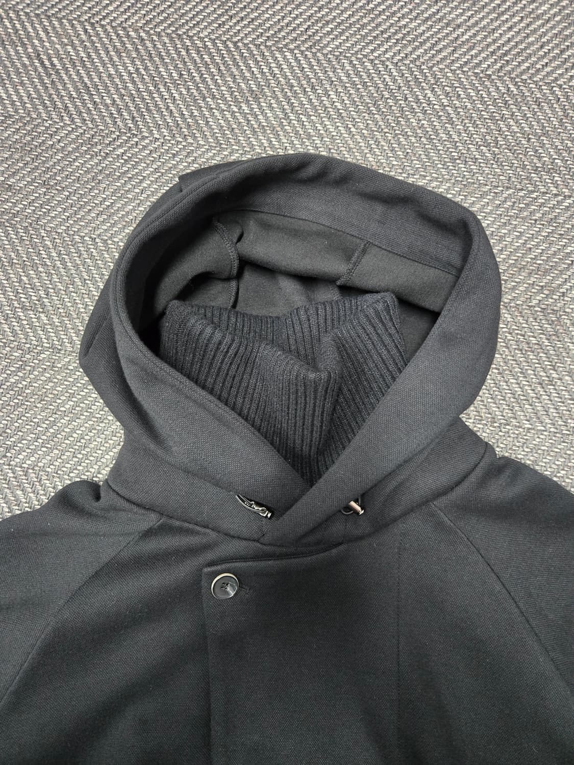 한섬 시스템옴므 블랙 후드티 단추 디테일 상품이미지3