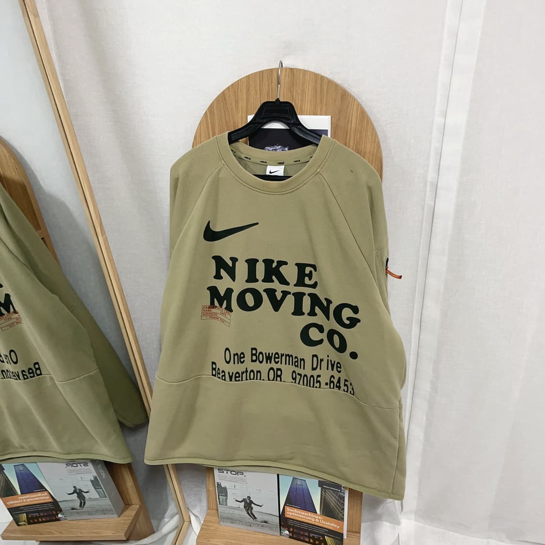 [정품] 나이키 베이지 NIKE MOVING CO. 그래픽 맨투맨 [ X 상품이미지3