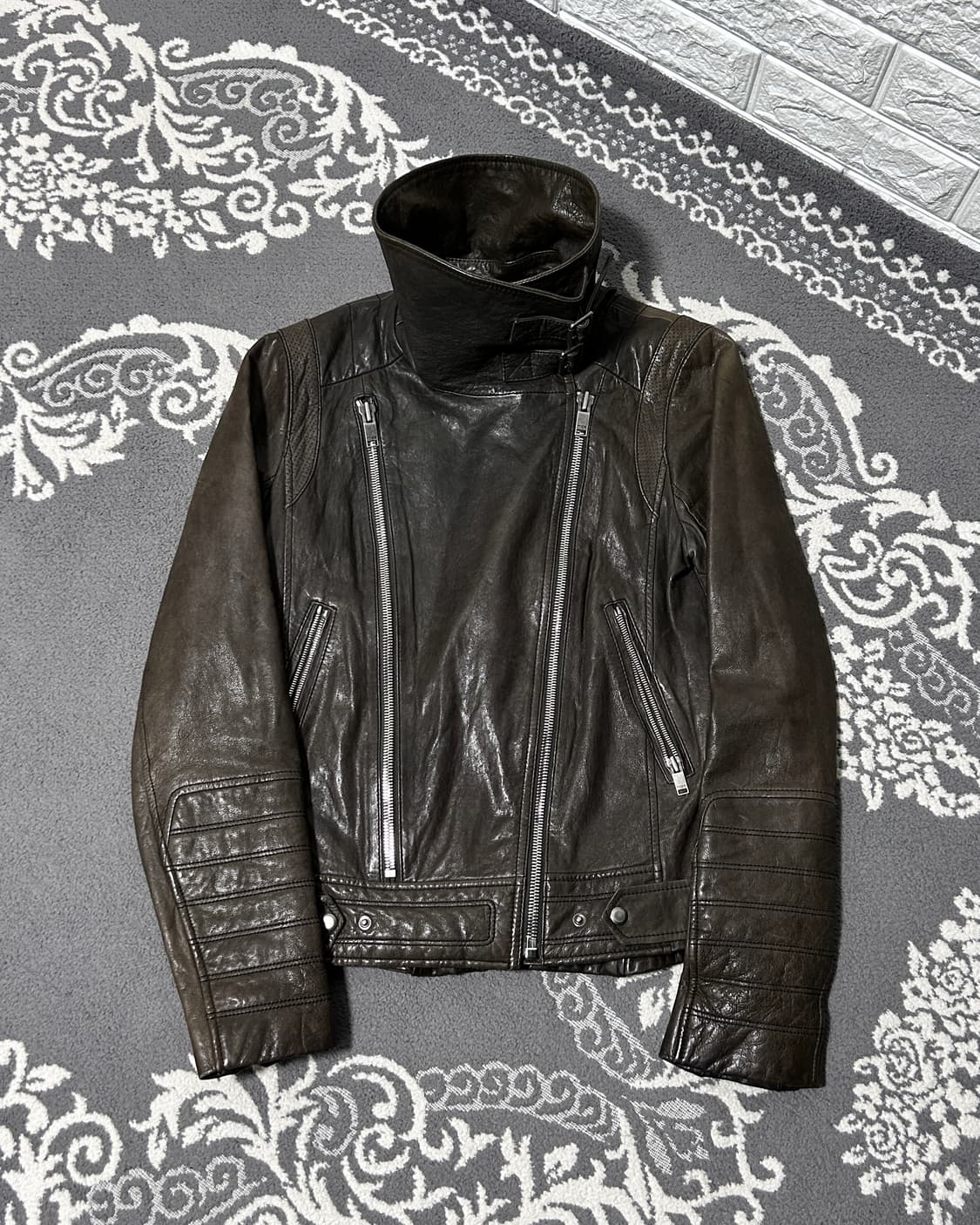 Maje 램스킨 사선 버클 하이넥 자켓 상품이미지6