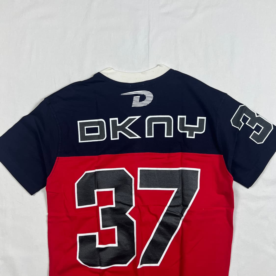 90’s 도나카란뉴욕 디케이앤와이 dkny 스펠아웃 반팔티 상품이미지5