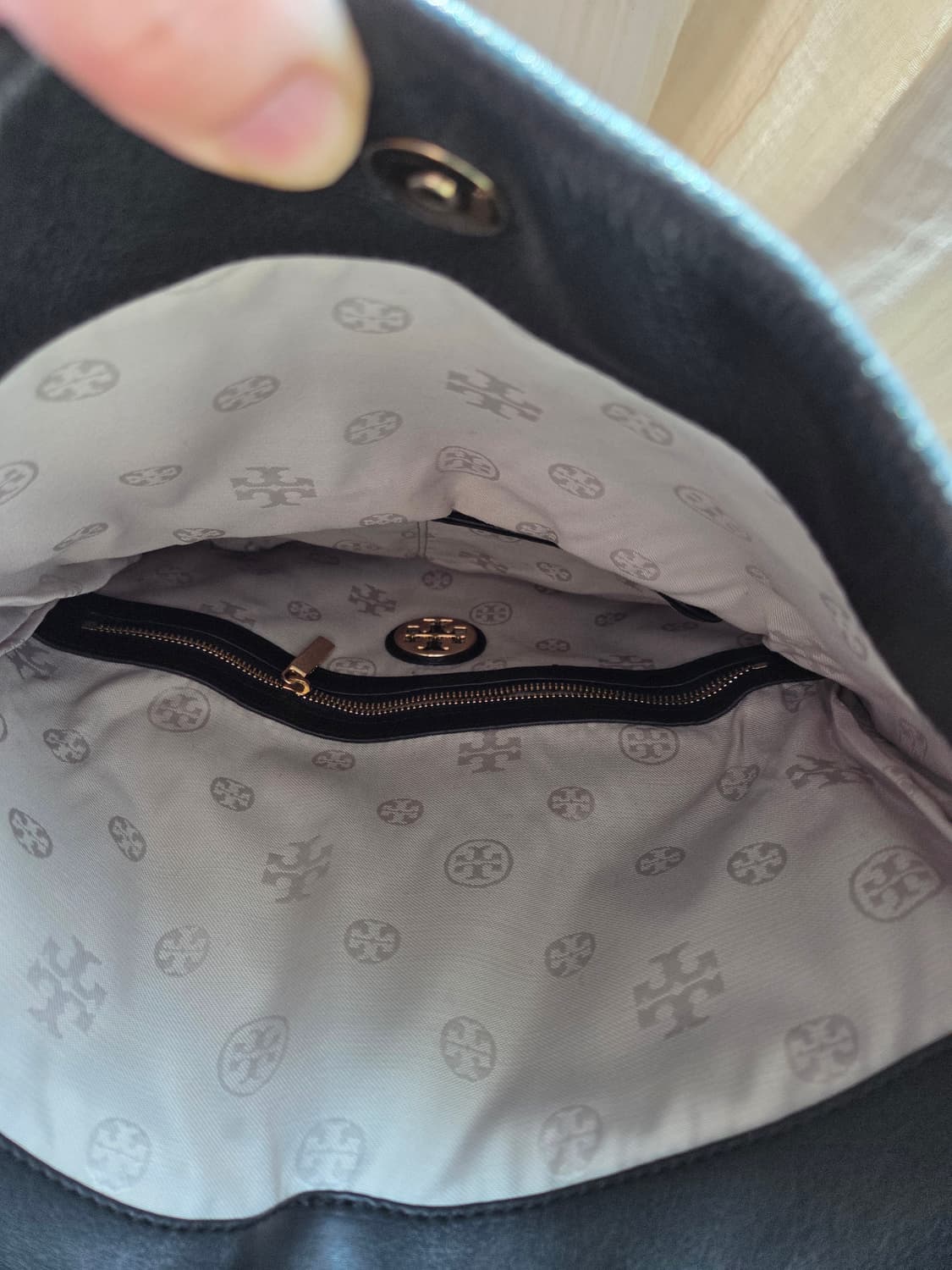 공홈구매) 토리버치 블랙 가죽 숄더백 상품이미지6