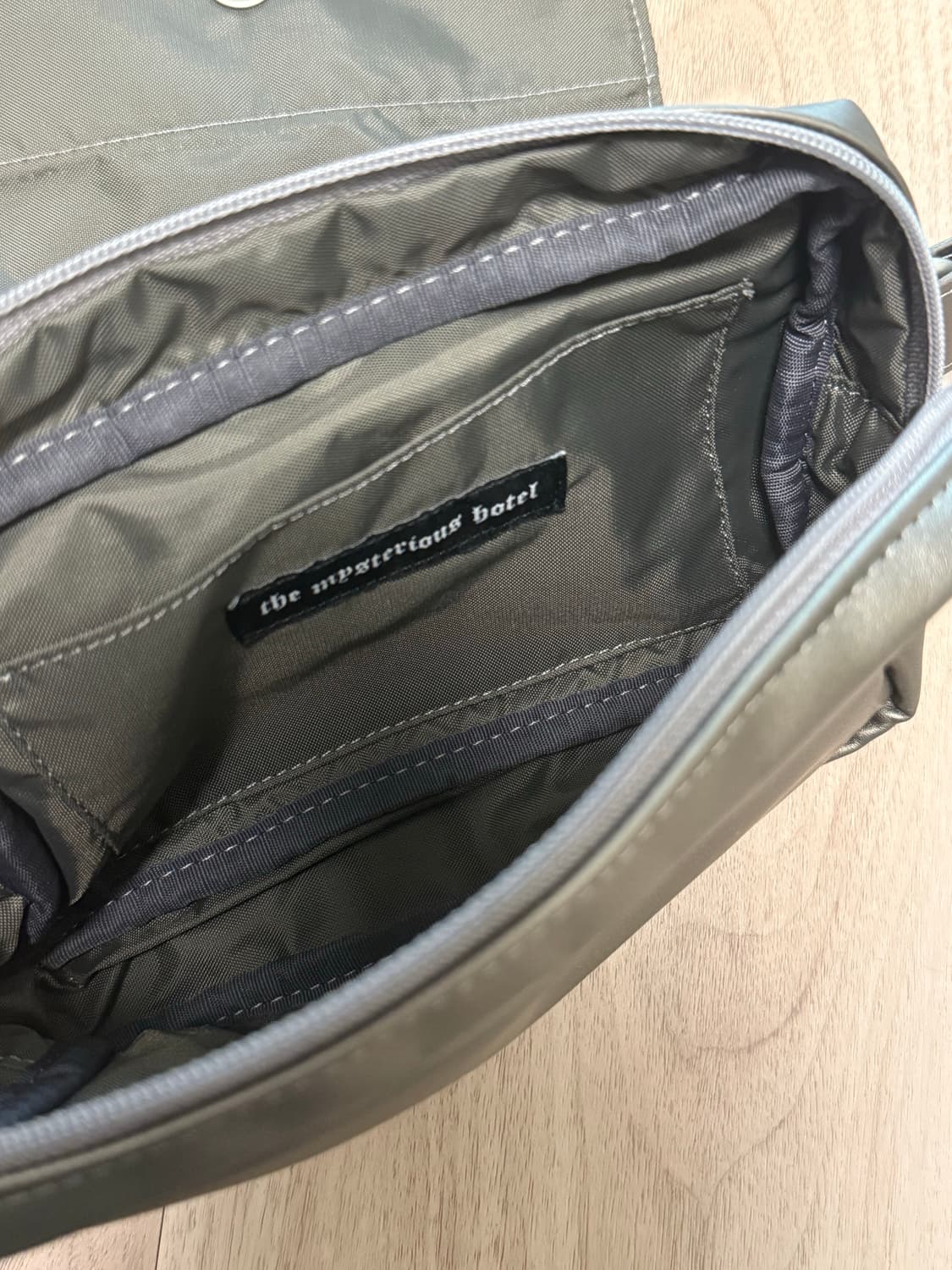 미스테리어스호텔 벨트백 상품이미지3