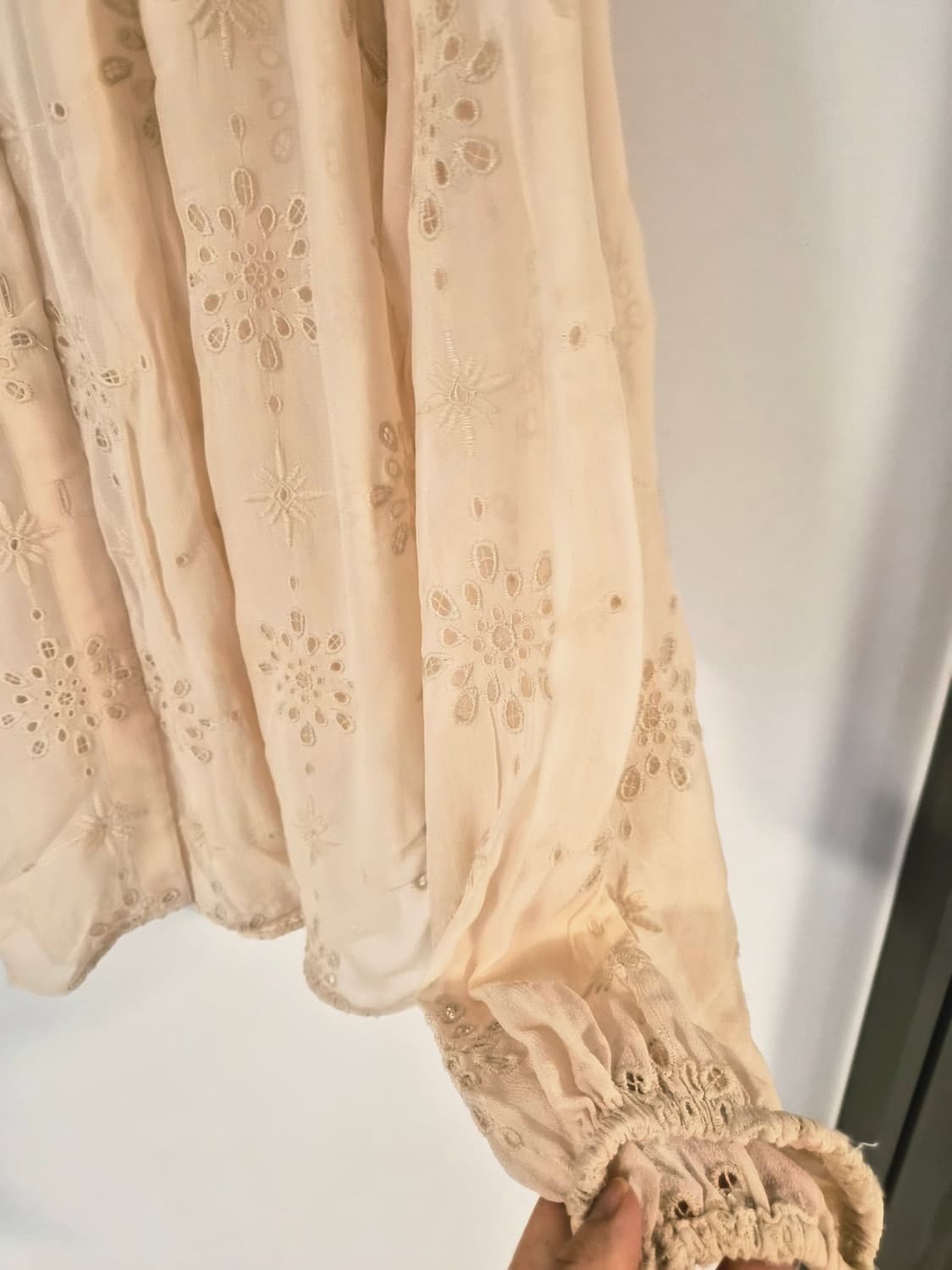 ZARA 여성용 자수 펀칭 블라우스 (연한 베이지/아이보리) 상품이미지4