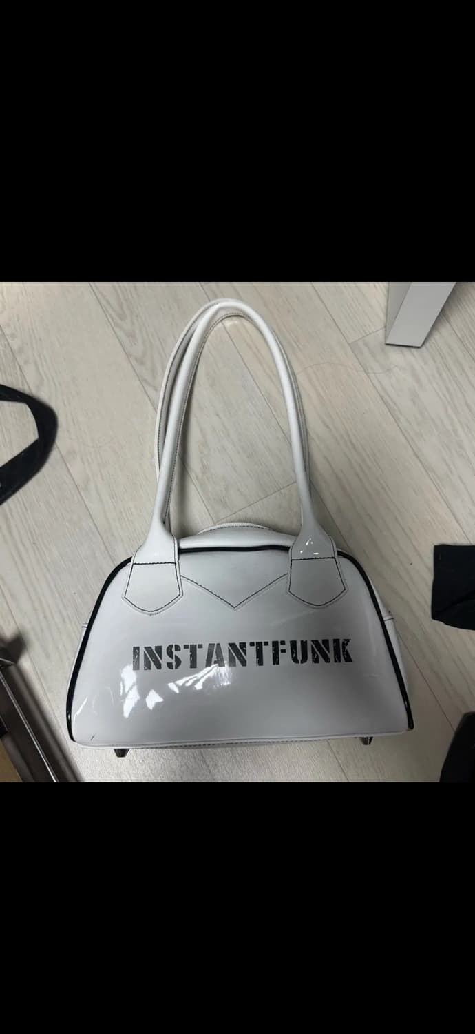 인스턴트펑크 화이트 에나멜 숄더백 상품이미지1