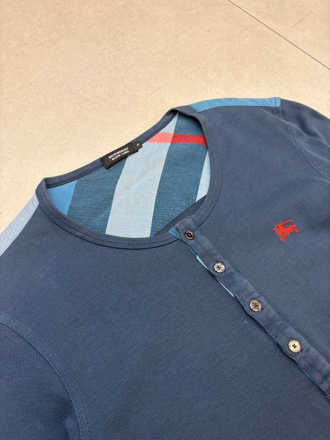 버버리 블랙라벨 체크숄더 헨리넥 롱슬리브 상품이미지4