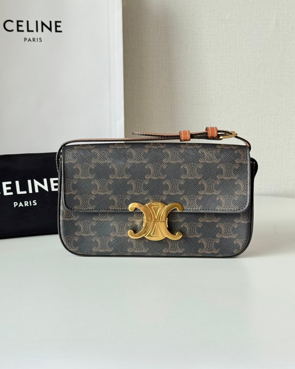 셀린느 클로드 숄더백 트리옹프 탄 상품이미지1