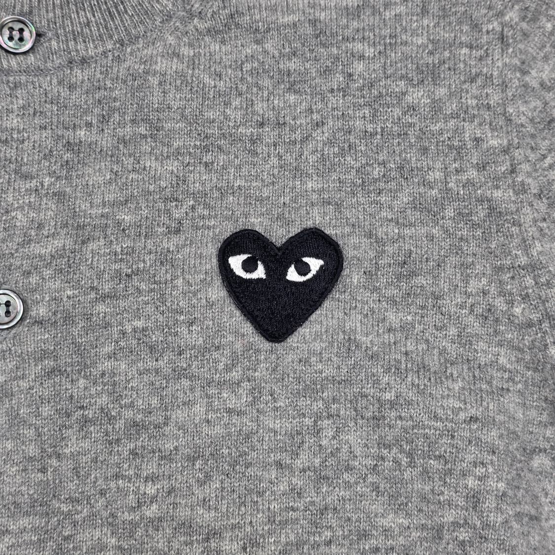 꼼데가르송 플레이 여성 라운드넥 가디건 그레이 상품이미지3