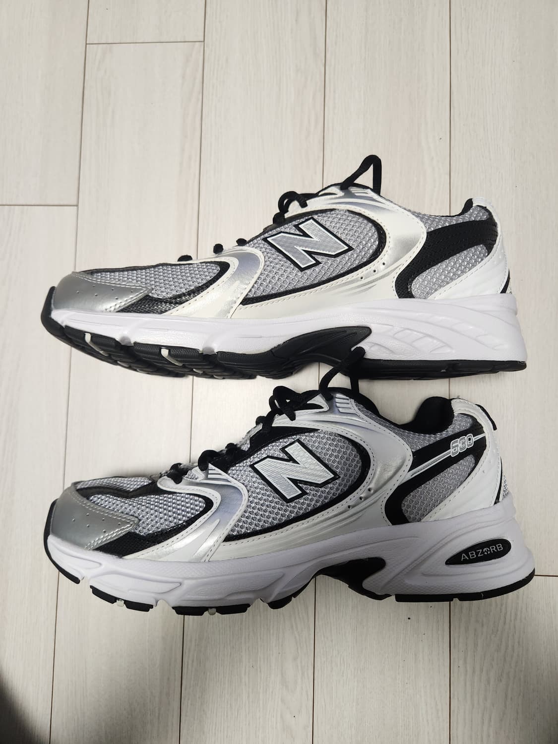 뉴발란스 530 메쉬 운동화 실버 블랙 사이즈275

새거느낌에 오염 하 상품이미지9