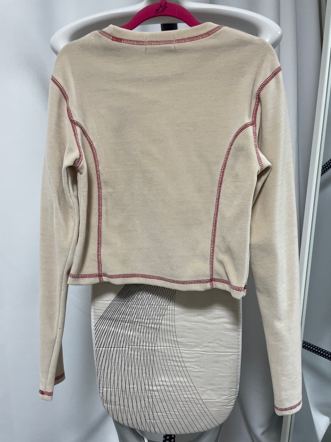 아이보리 벨벳 플라워 크롭 긴팔 티셔츠 상품이미지2