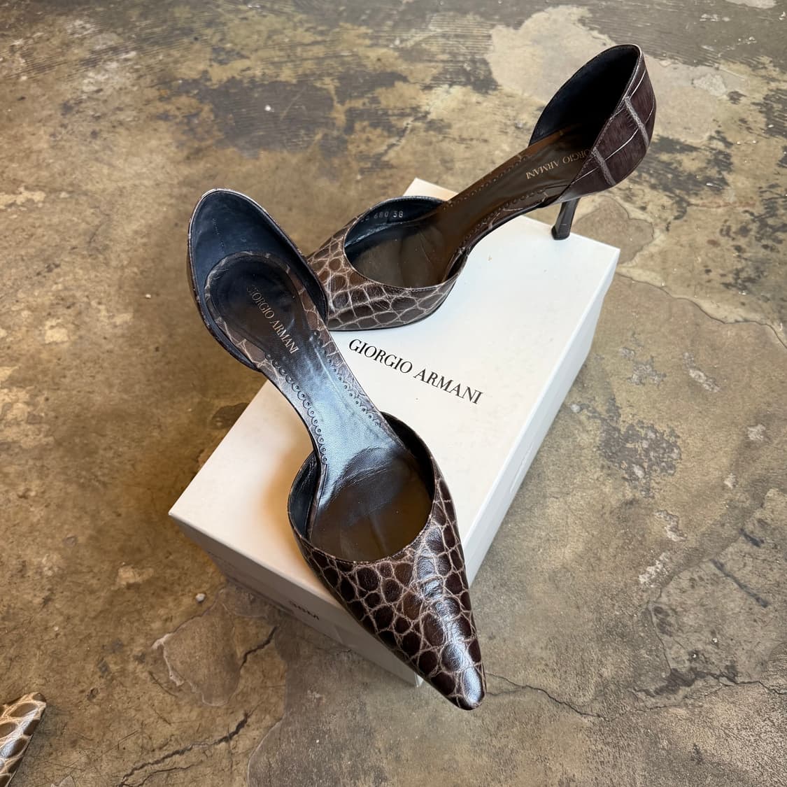 조르지오 알마니 크로커다일 엠보싱 스틸레토 키튼 힐 상품이미지1