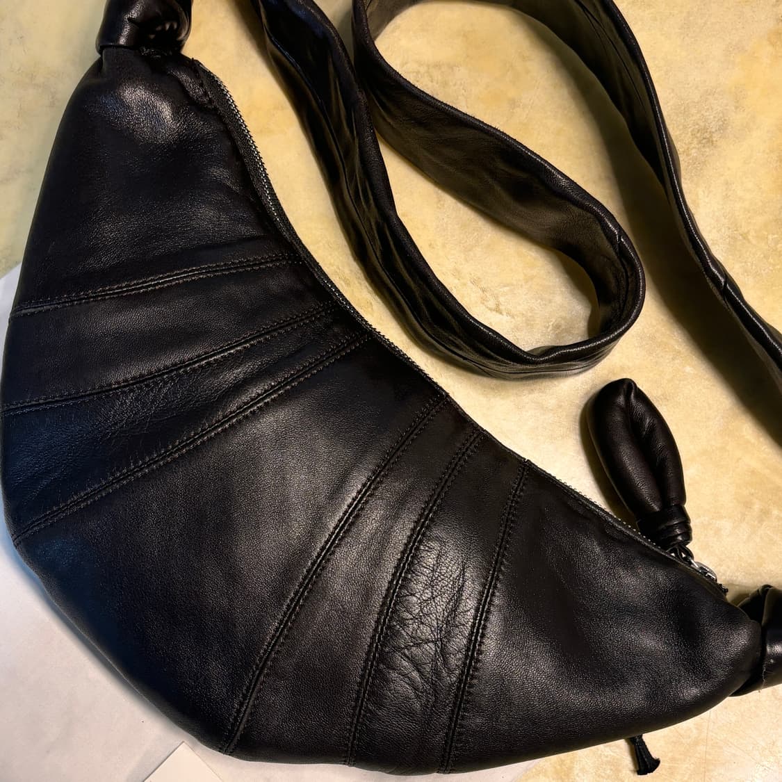 르메르 스몰 크루아상 백 다크 초콜릿 상품이미지3