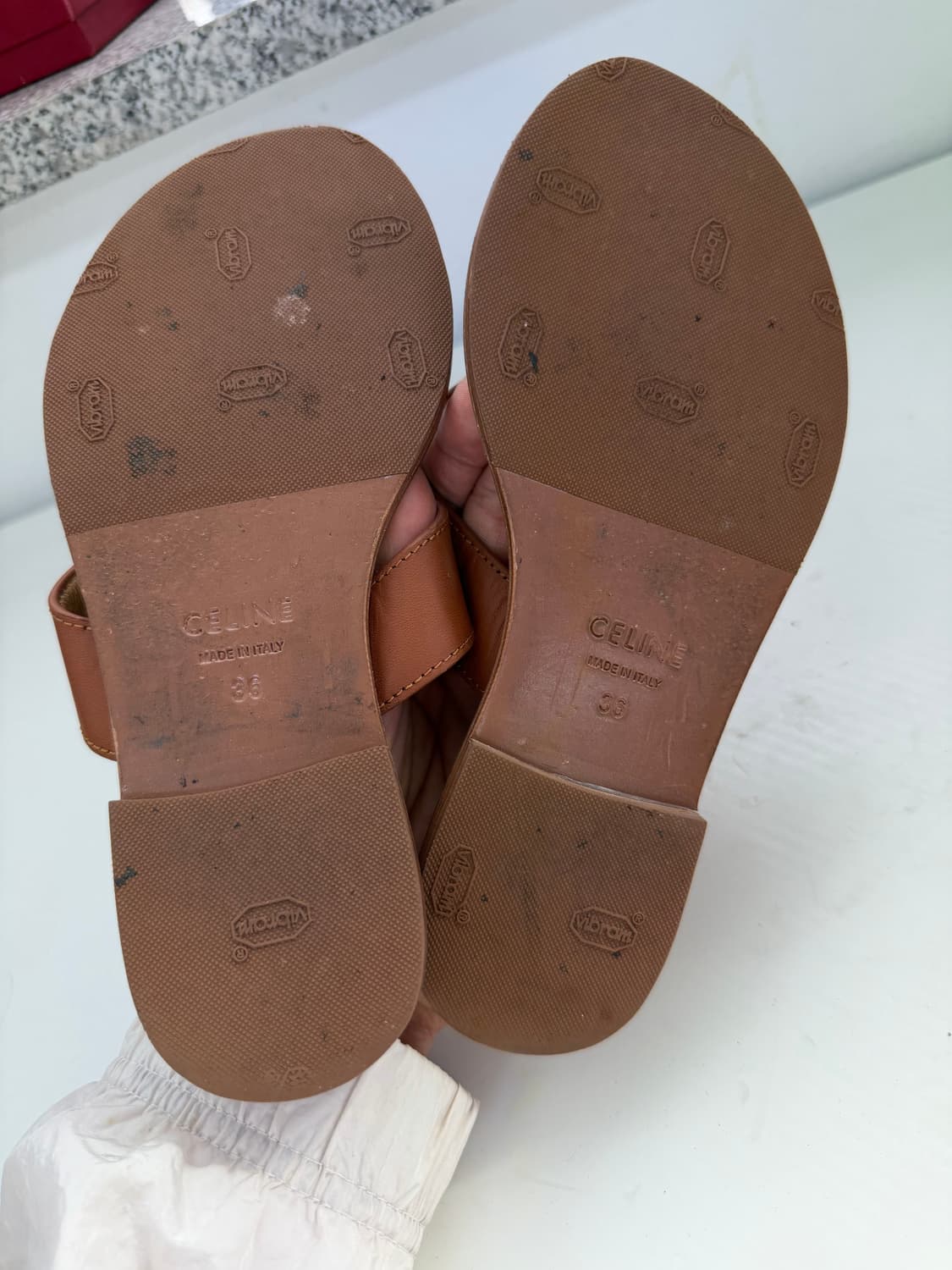정품) 셀린느 트리오페 레더 쪼리 샌들 36 상품이미지6