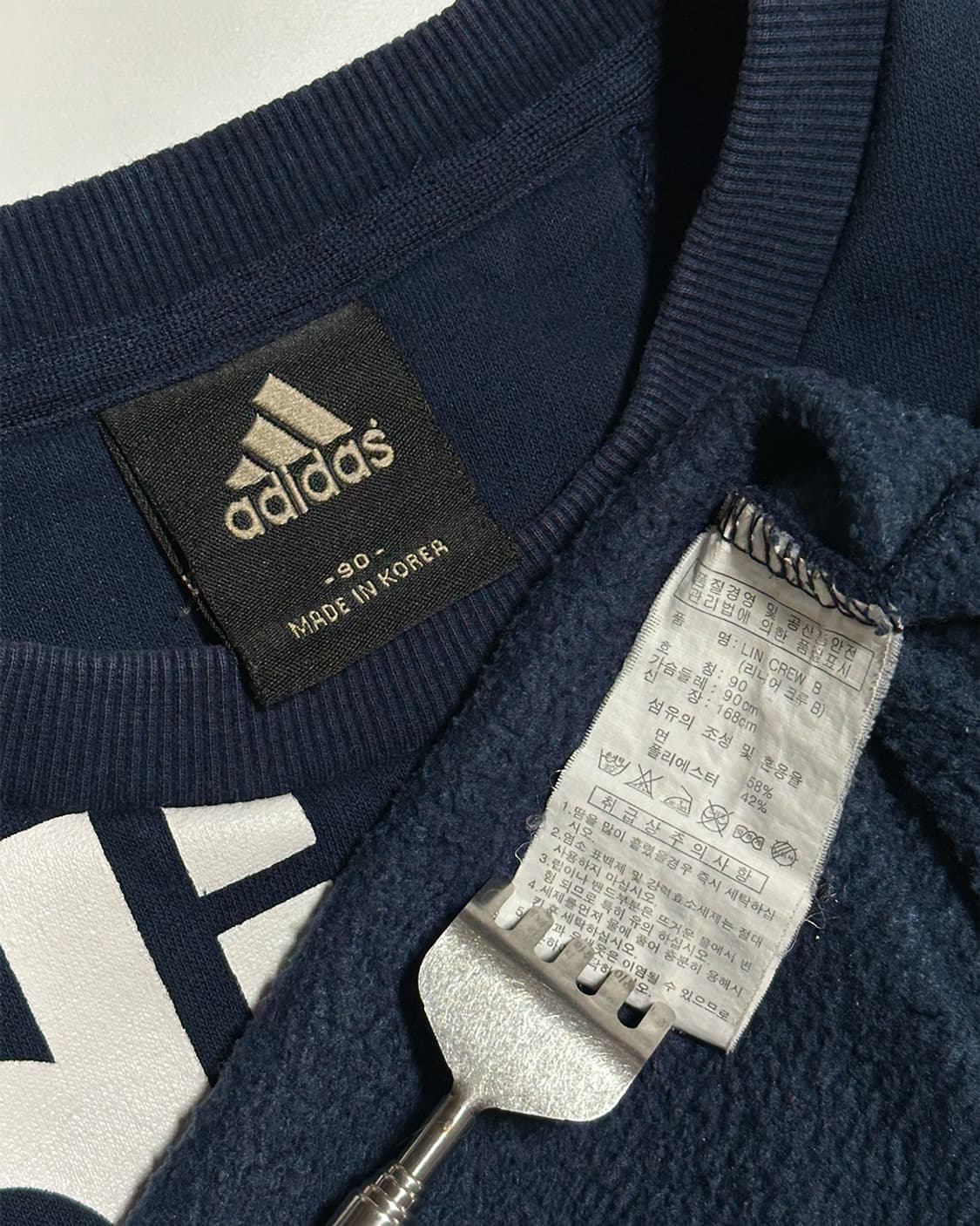 아디다스 로고 스펠아웃 기모 맨투맨 상품이미지3