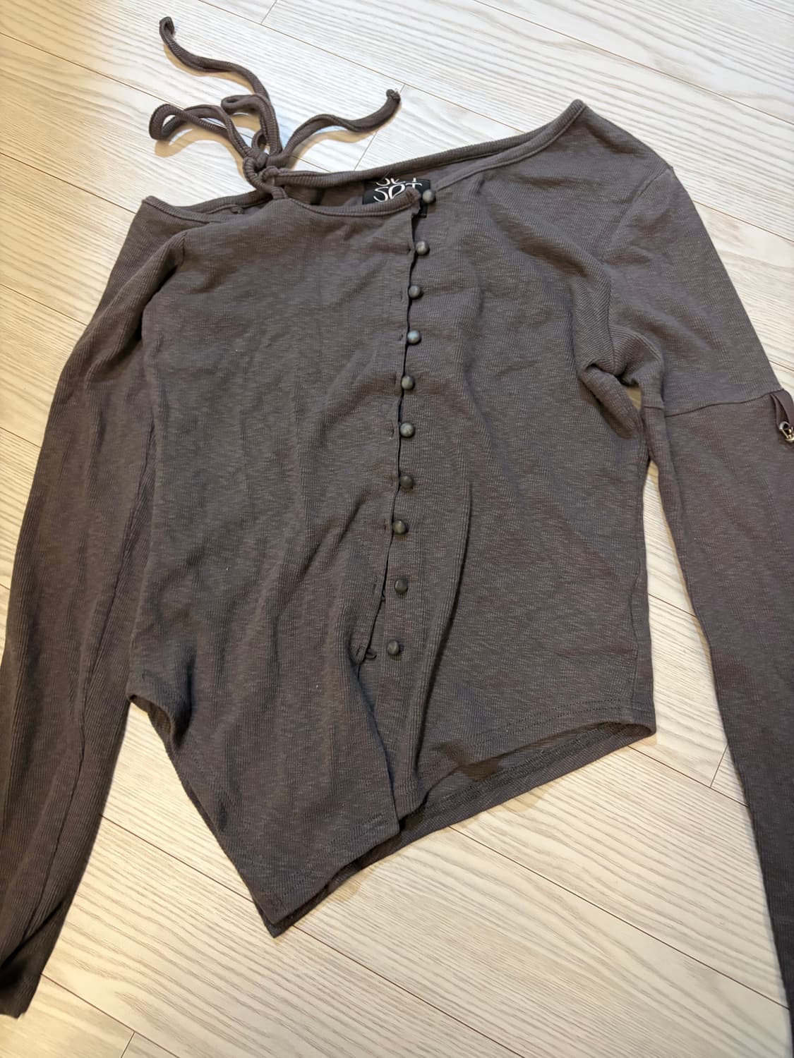 쎄쎄쎄 원숄더 버튼 차콜 롱 슬리브 가디건 상품이미지3