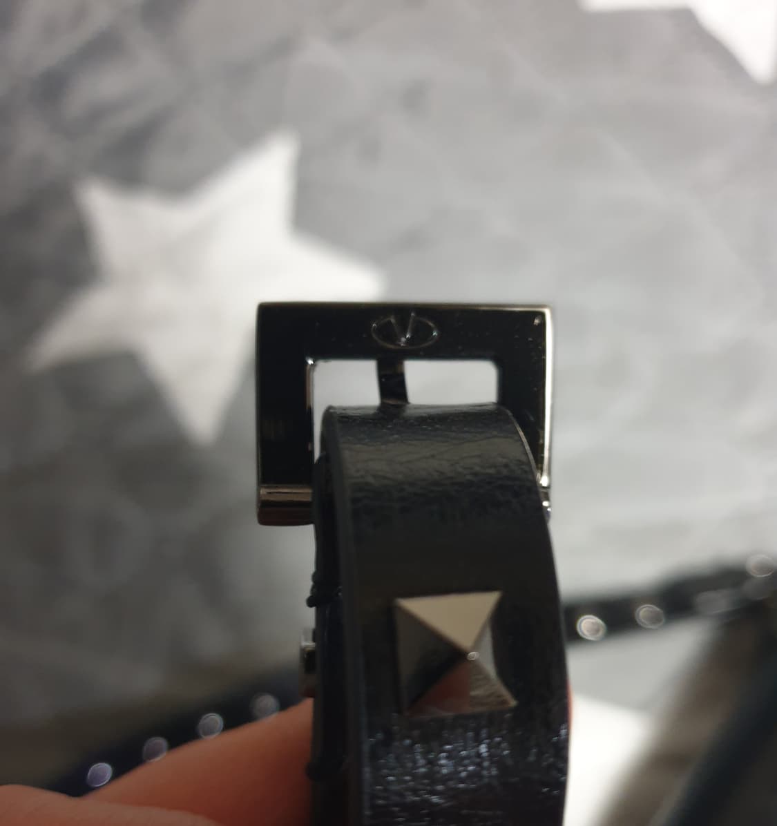 발렌티노 가라바니 락스터드 크로스백 스몰 블랙 상품이미지4