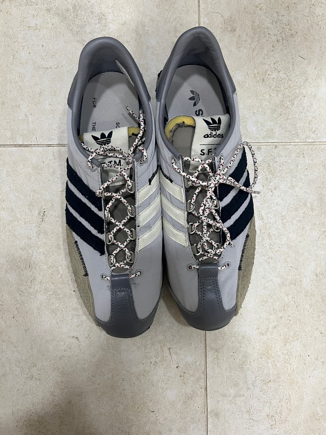 아디다스 x 송 포 더 뮤트 컨트리 OG 그레이 투 코어 블랙 상품이미지4