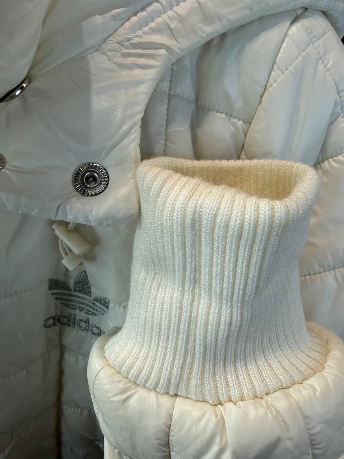 아디다스 화이트 실버패딩 여성 상품이미지4