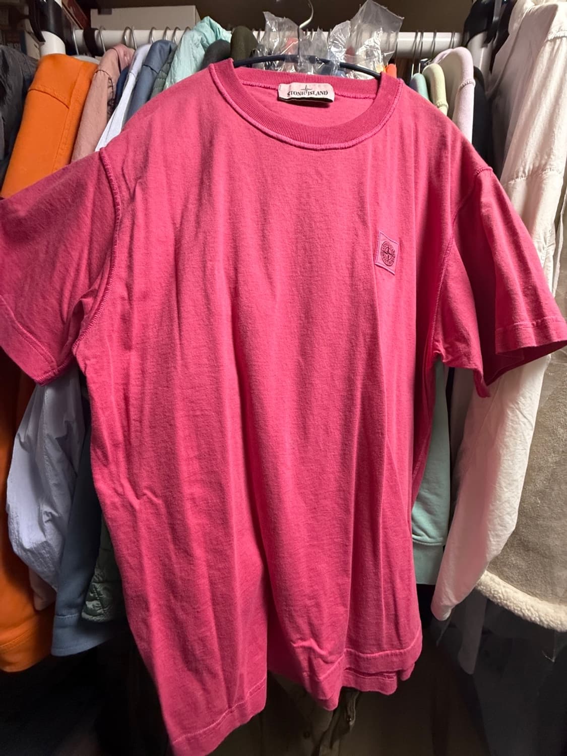 스톤아일랜드 FISSATO 다잉 자수로고 패치 반팔티셔츠 상품이미지1