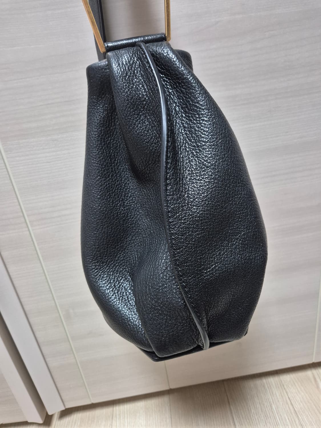 루에브르 삭드트롬펫 스몰 블랙 크로스 가방 상품이미지3