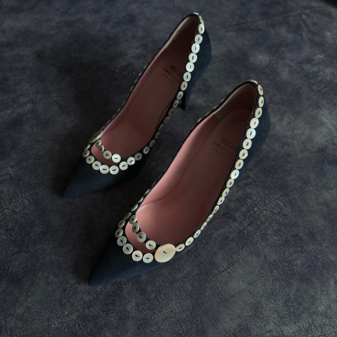 모스키노 버튼 디테일 힐 상품이미지2