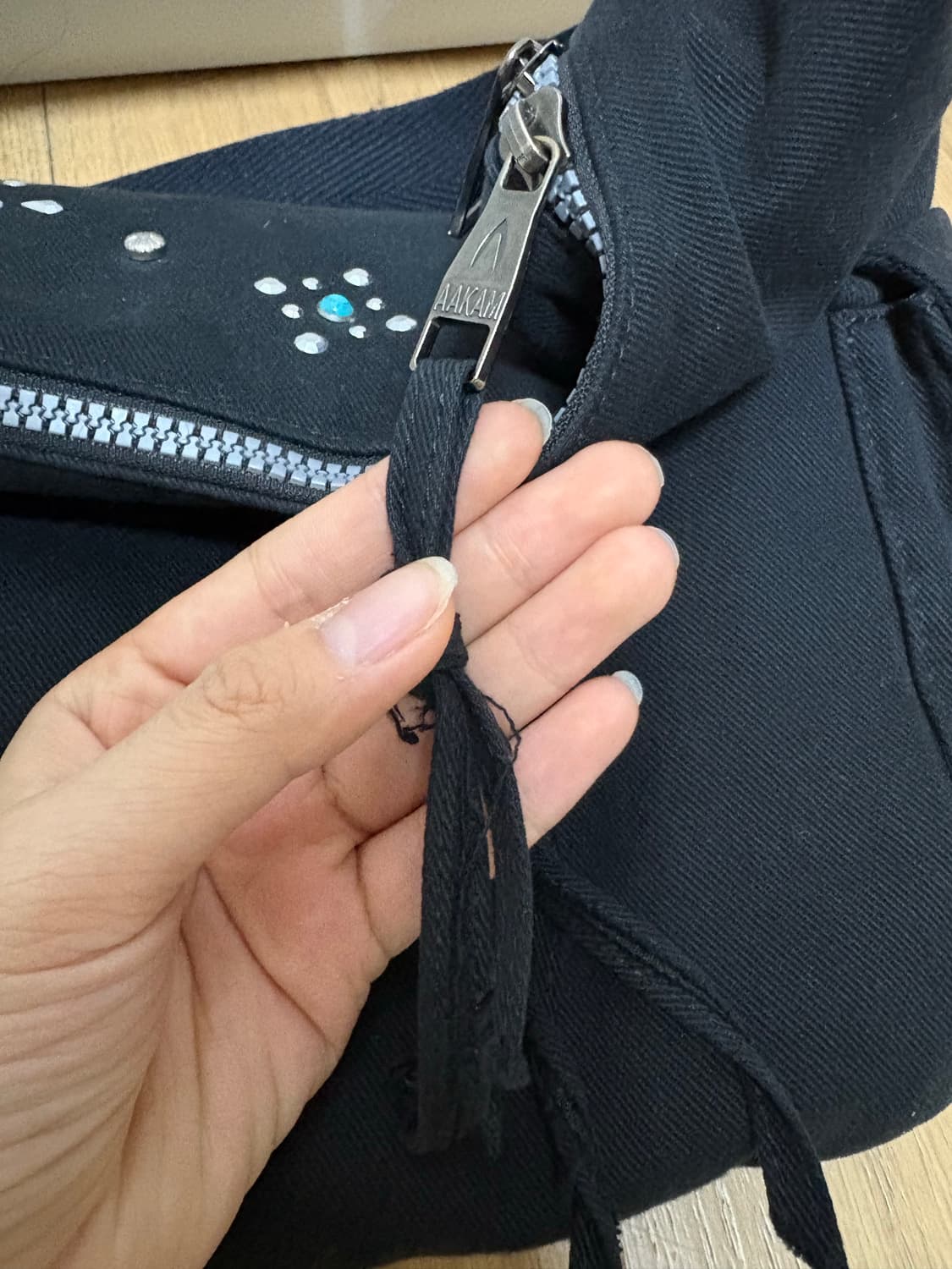 아캄 스터드 로고 크로스백 블랙 (현재 품절) 상품이미지4