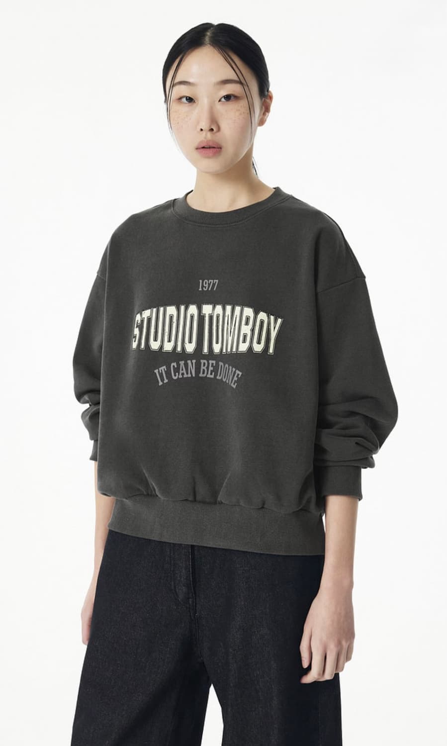 STUDIO TOMBOY 피그먼트 레터링 맨투맨_다크그레이_S 상품이미지1