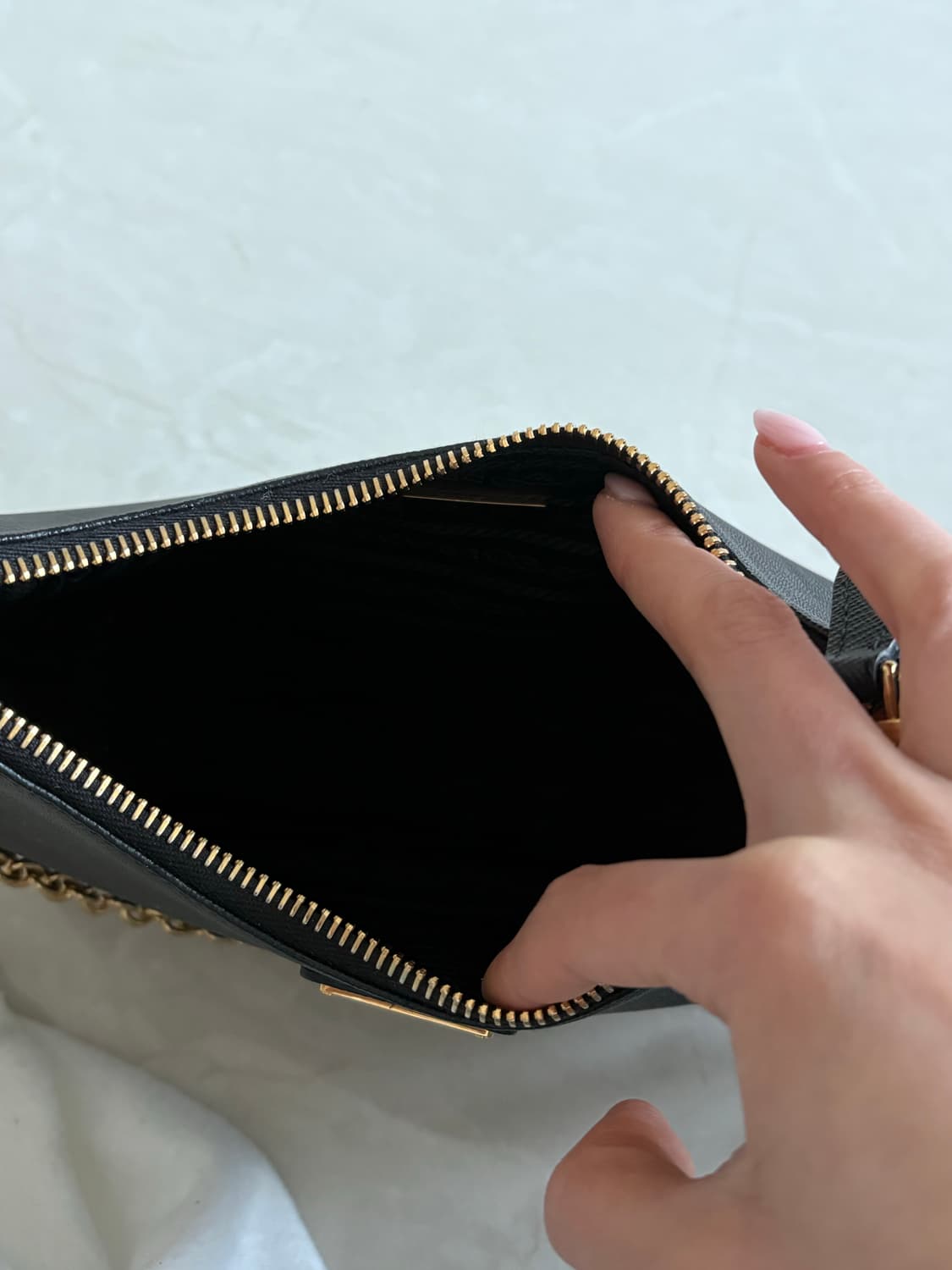 프라다 리에디션 2005 가죽 숄더백 사피아노 호보백 상품이미지5