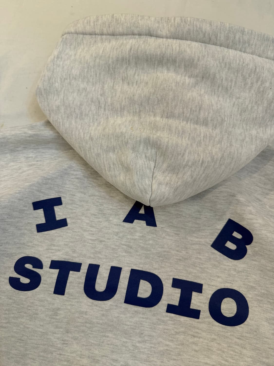 아이앱 스튜디오 로고 후드티 라이트 그레이 멜란지 상품이미지2