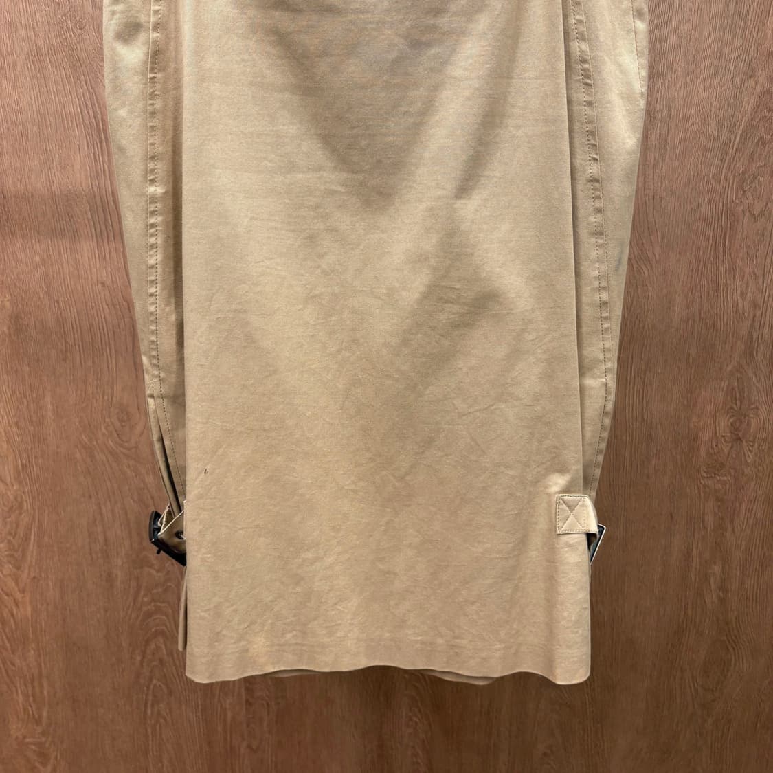 발렌티노 코튼 미디 스커트 사이드 턱 스트랩 버클 디테일 H라인 베이지 상품이미지5