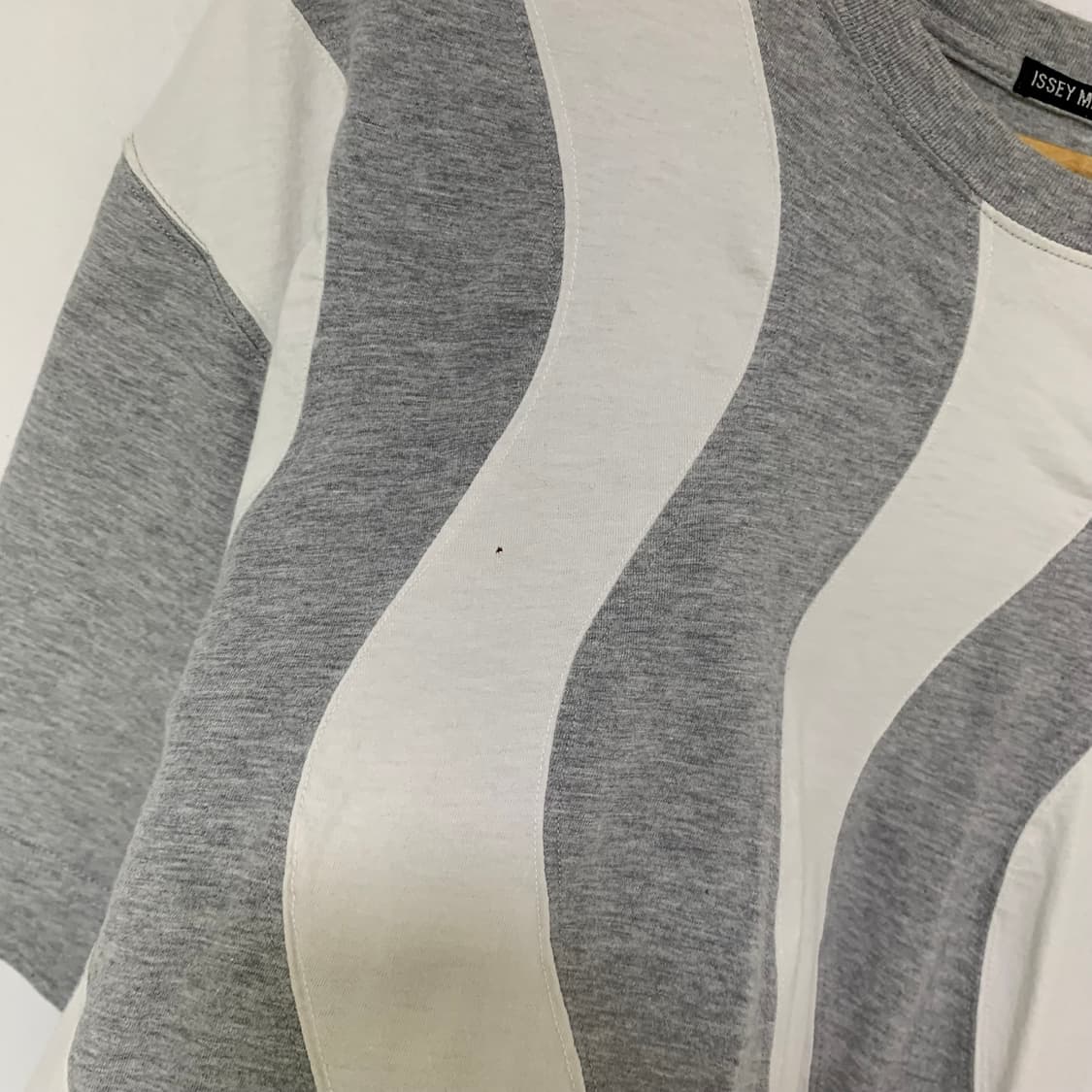 ISSEY MIYAKE MEN 이세이미야케 유니크 스트라이프 반팔 티셔츠 상품이미지3