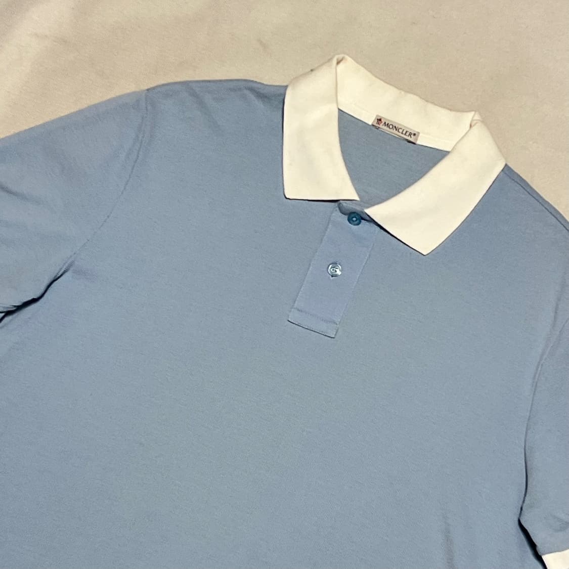 M 몽클레어 로고 와펜 카라 티셔츠 상품이미지1