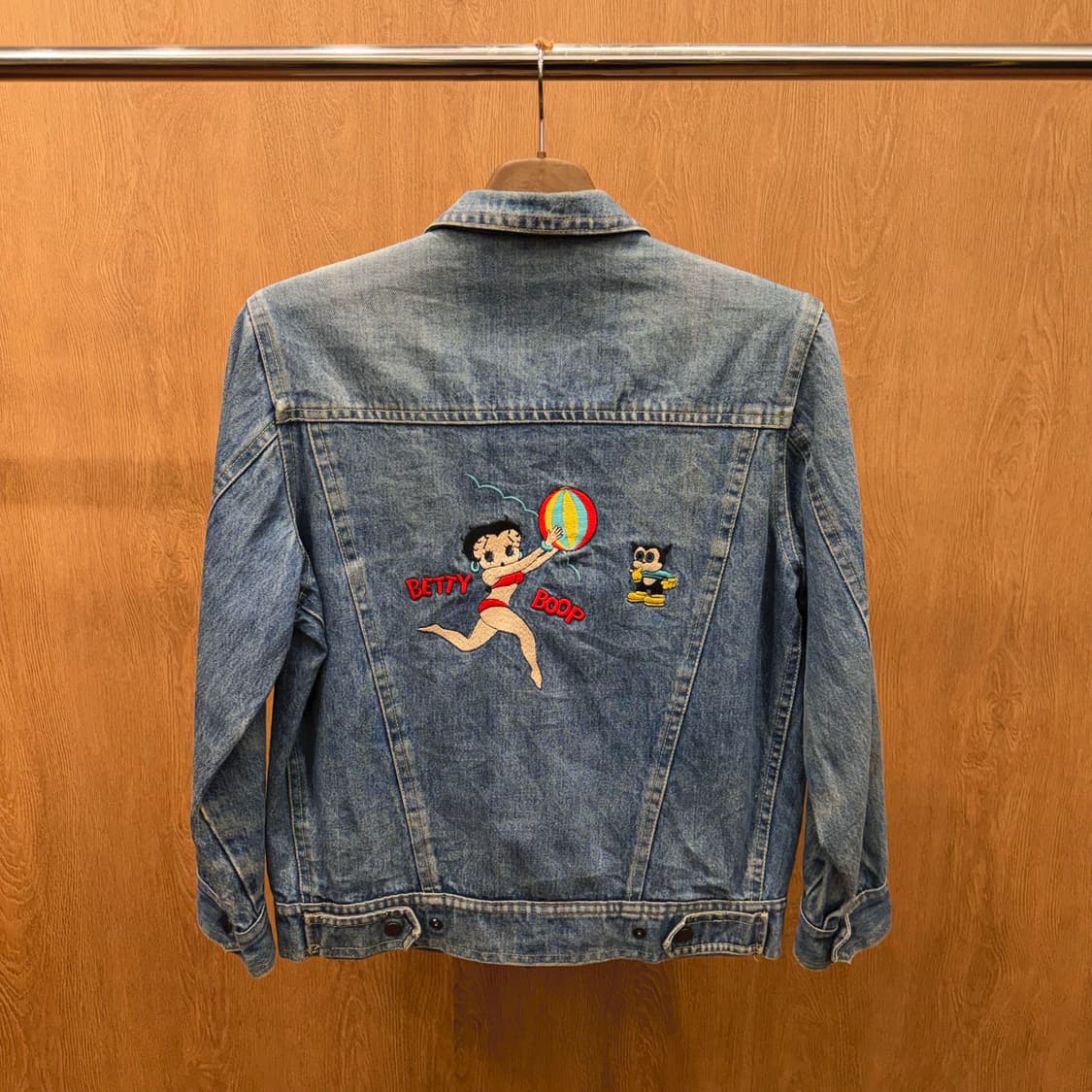 베티붑 코튼 데님 자켓 로고 캐릭터 자수 디테일 레귤러핏 블루 상품이미지3