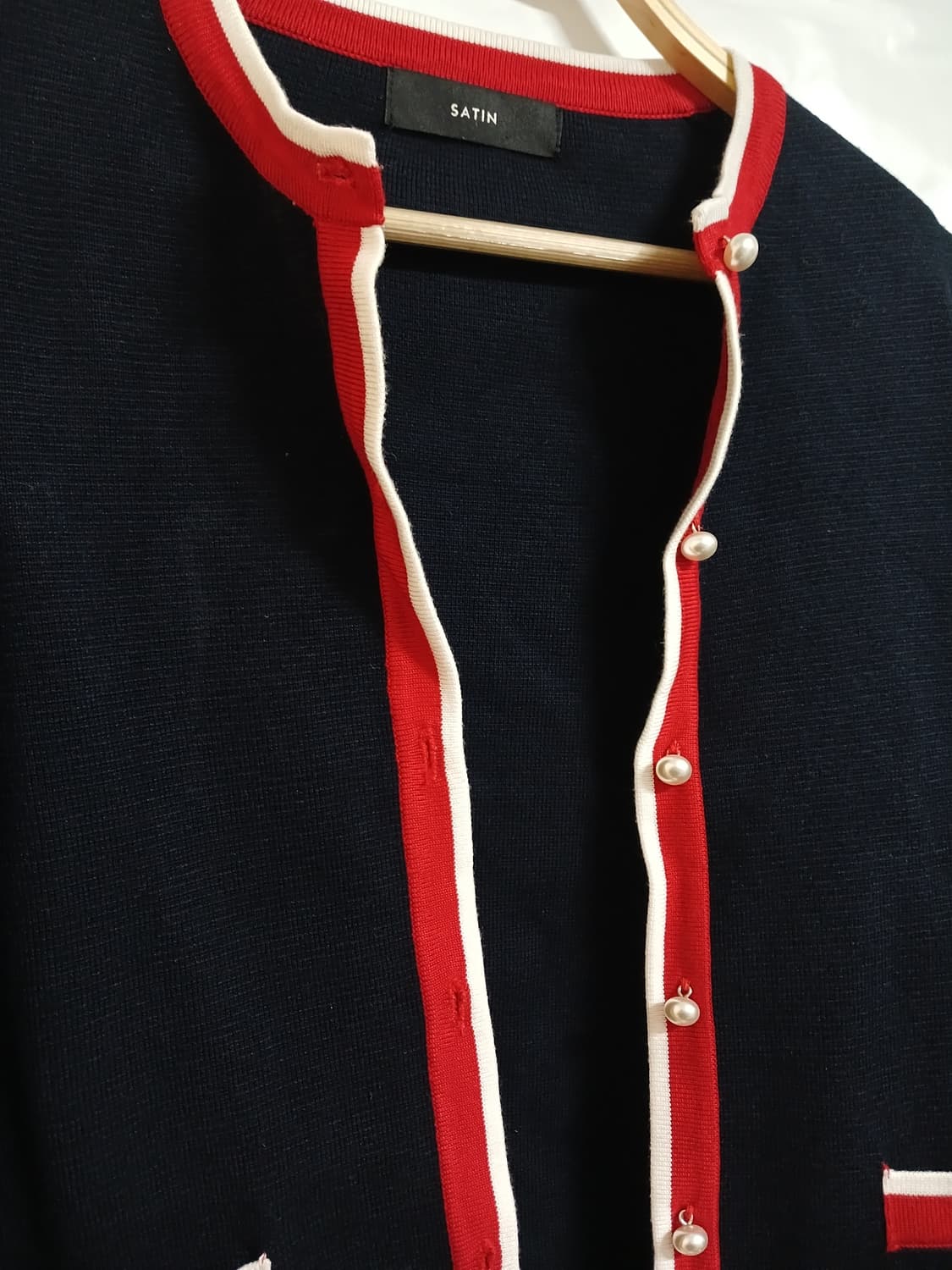 (85)SATIN 샤틴 진주단추 라인배색 니트가디건 네이비 상품이미지2