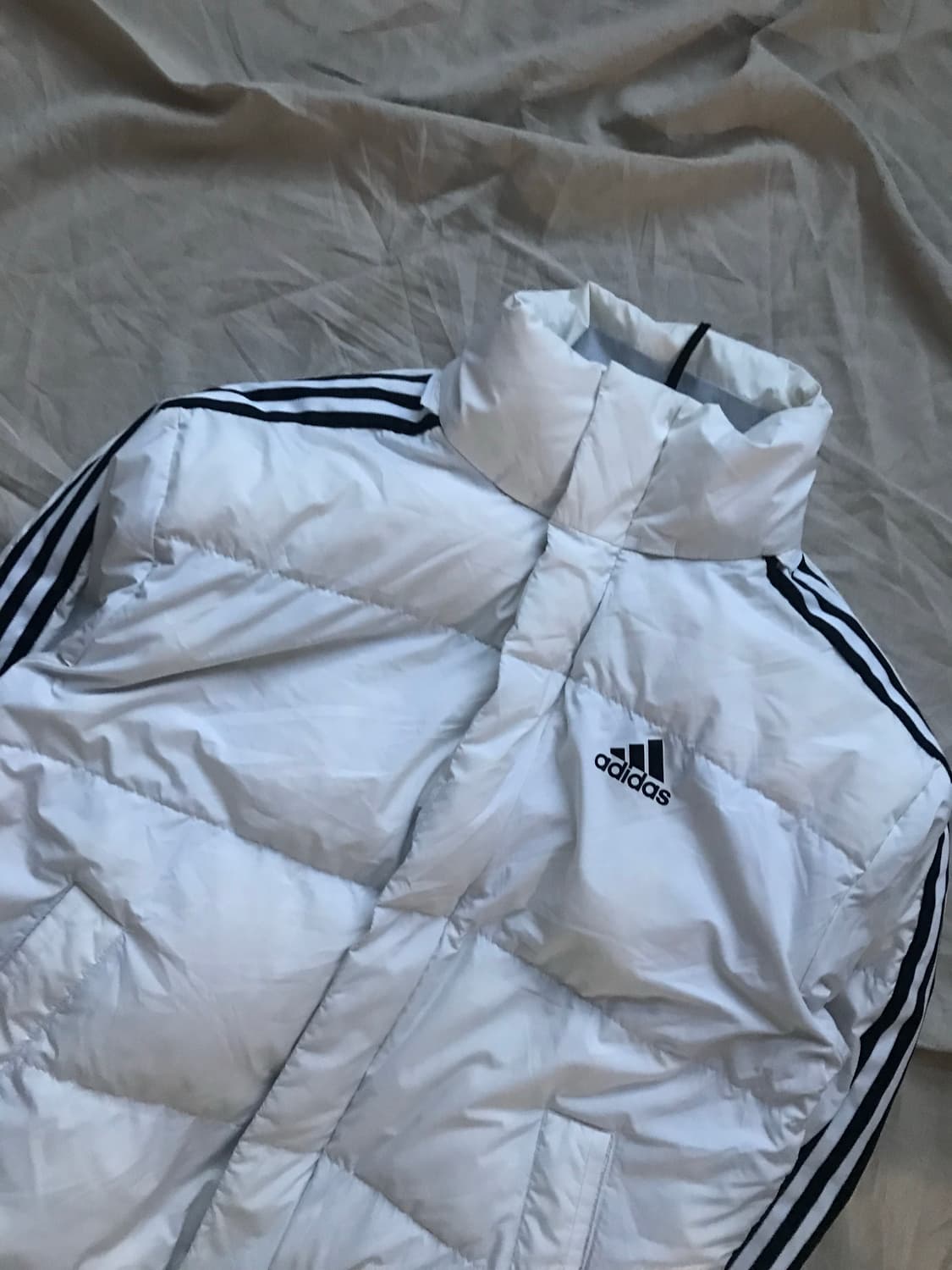 아디다스 삼선 로고 사이드라인 화이트 패딩 상품이미지5