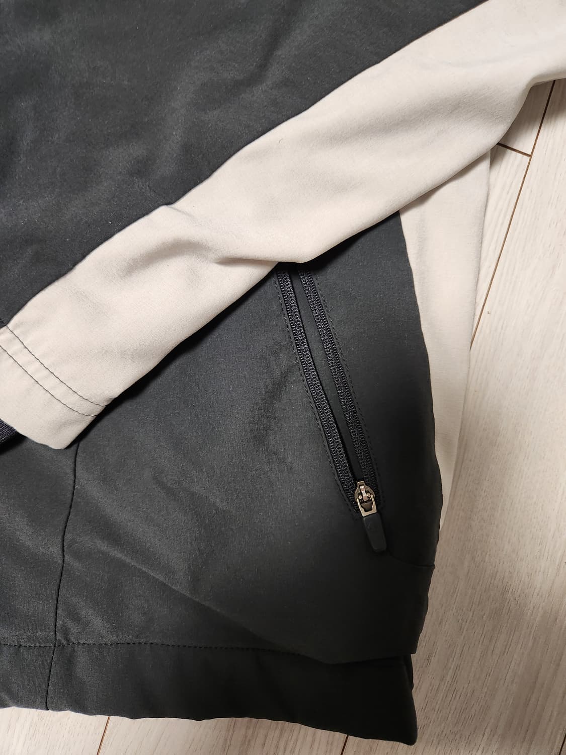 데상트 바람막이 집업 자켓 사이즈100(L)

오염 하자없이 깨끗해요^^ 상품이미지3