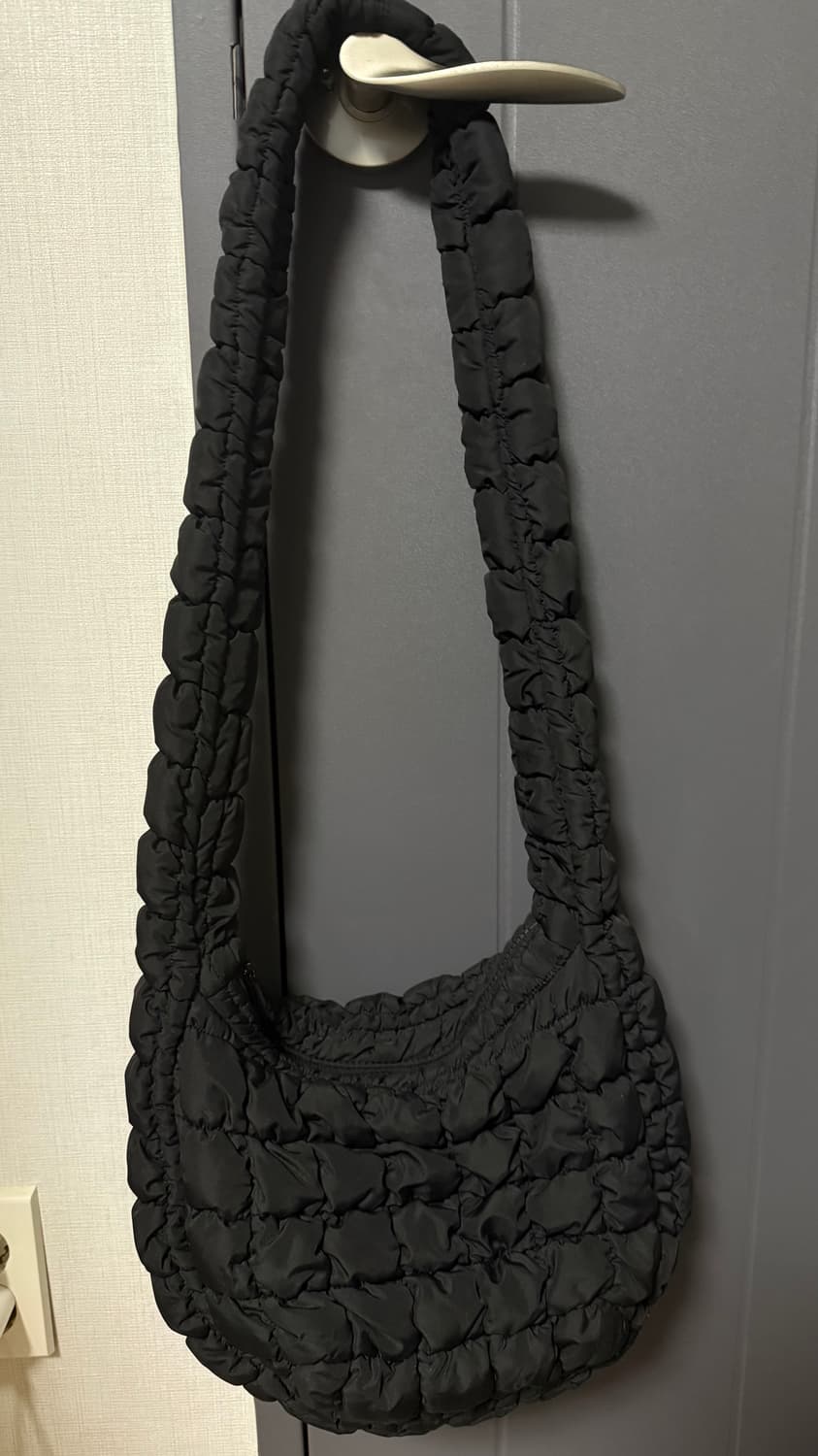 cos 퀼티드 메신저 크로스백 상품이미지1