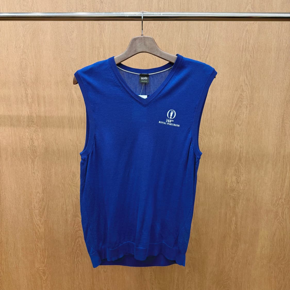 휴고 보스 브이넥 니트 베스트 로고 자수 디테일 레귤러핏 블루 상품이미지2