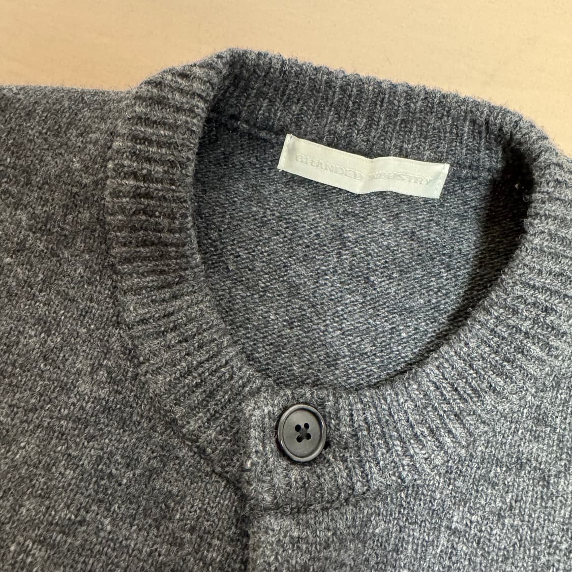 브랜디드 애프터 라운드 크롭 가디건 차콜 L 상품이미지2