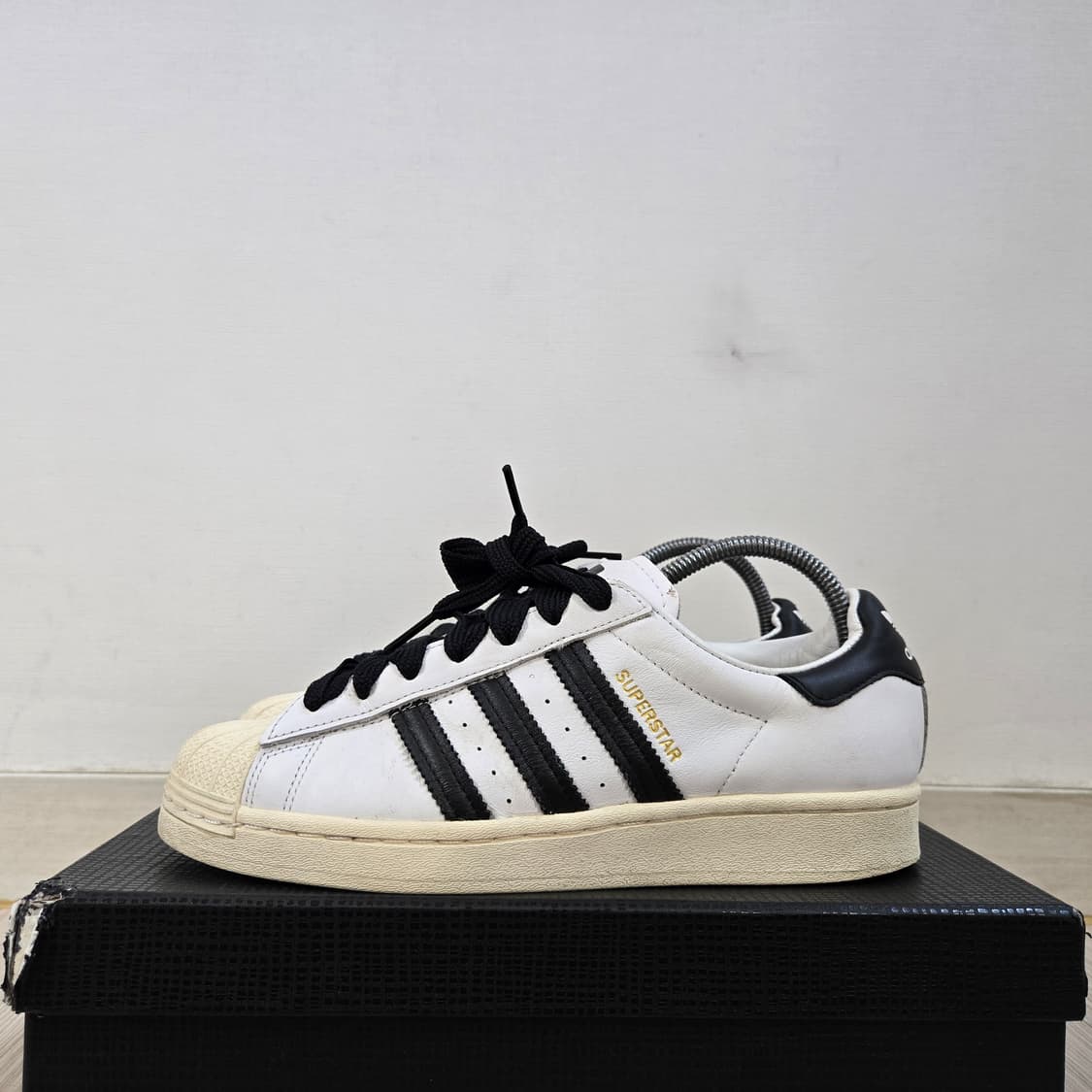 255 아디다스 슈퍼스타 레이스리스 흰검 상품이미지3
