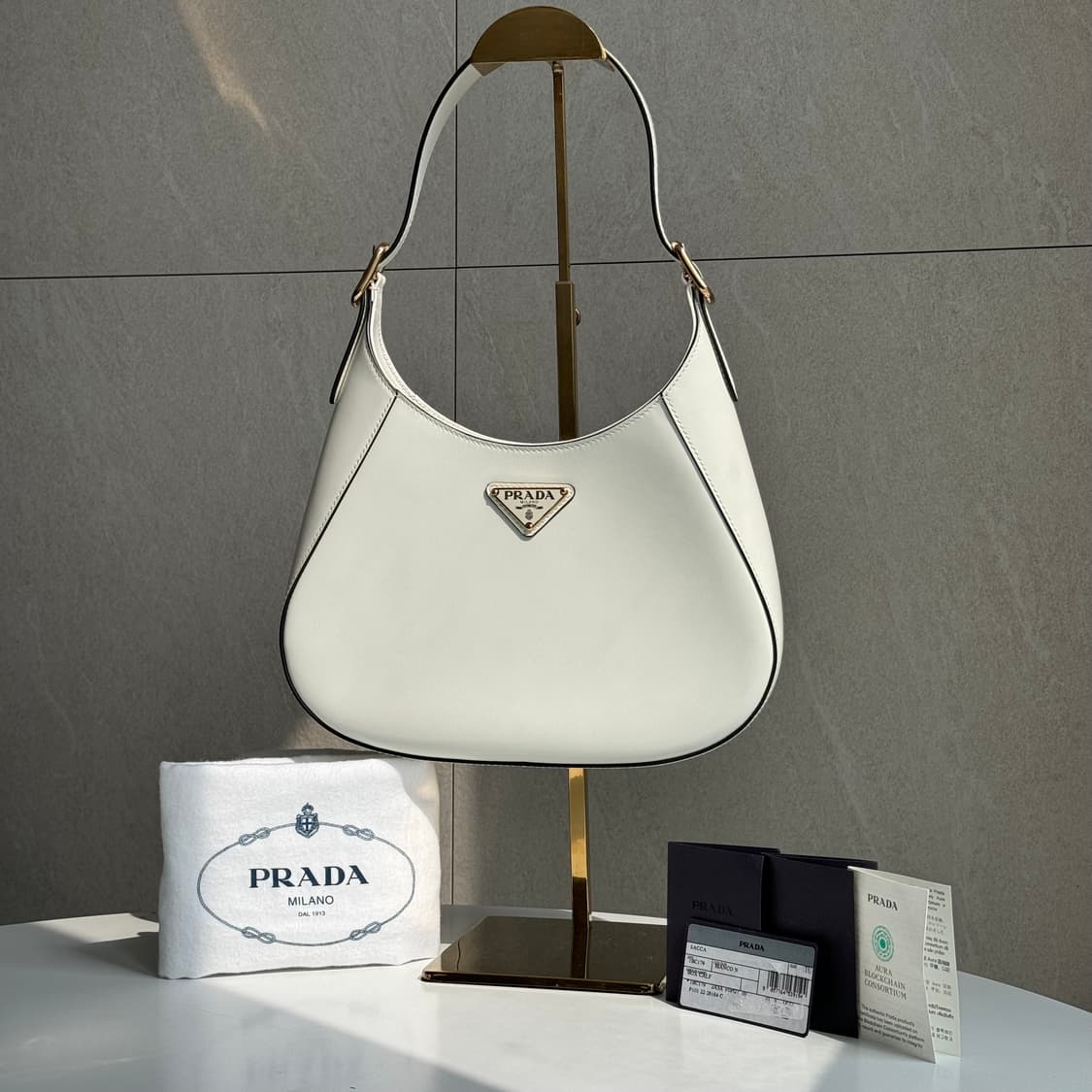 신상, 새상품 프라다 사피아노 레더 화이트 클레오백 상품이미지4