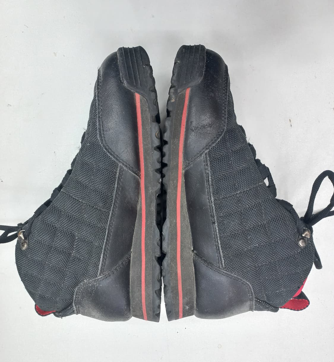 데상트 스위스 퀄팅 디자인 미드 트레킹화 230mm 블랙/레드 상품이미지3