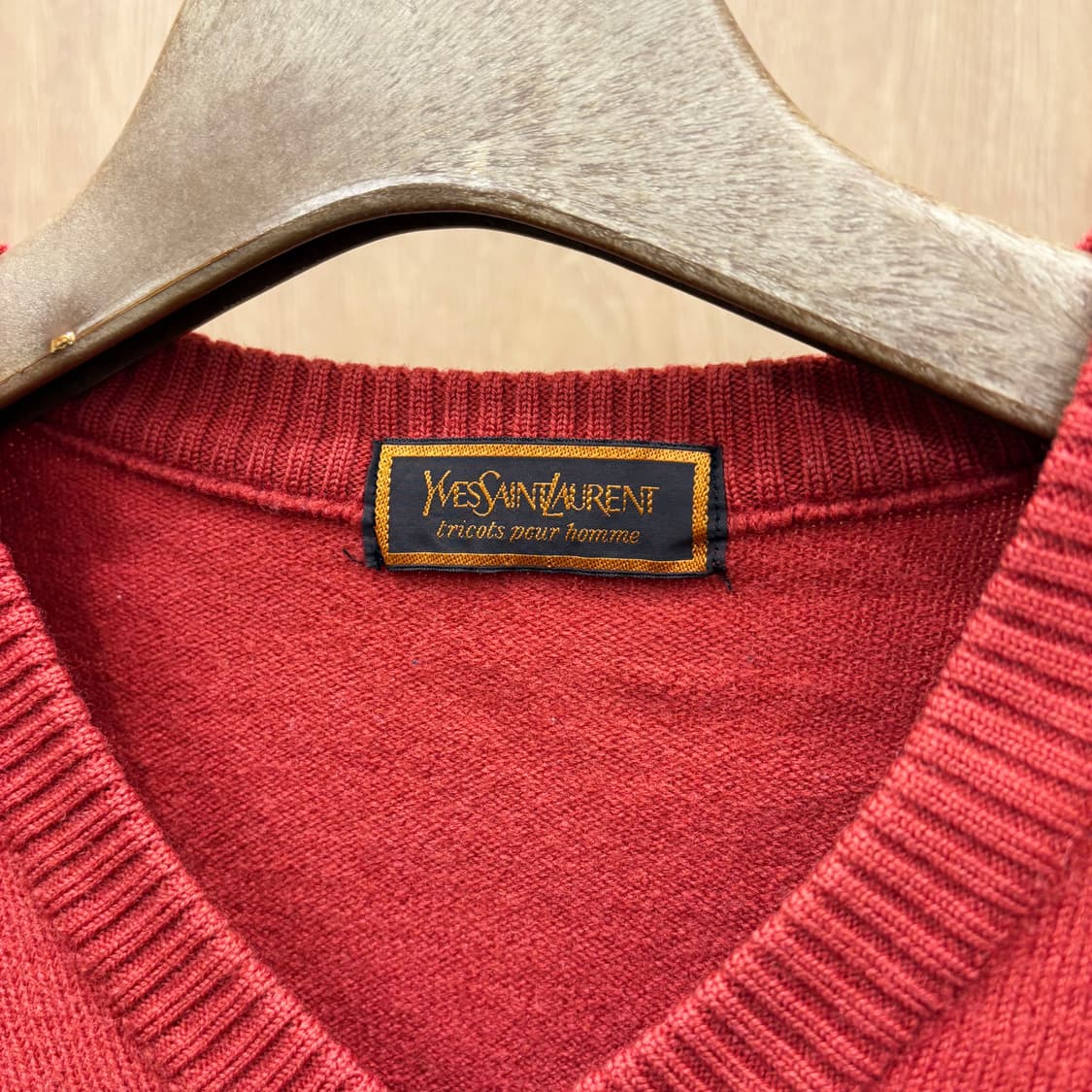 입생로랑 브이넥 긴팔 니트 미니멀 로고 자수 리브 짜임 디테일 레드 상품이미지7