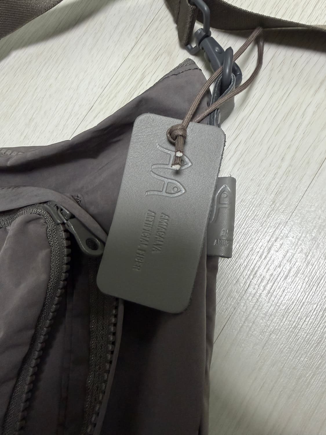 아미아칼바 바디백 그레이 상품이미지3